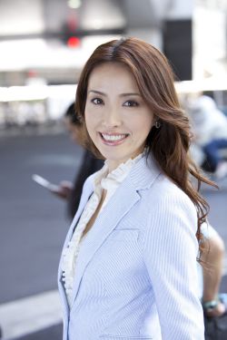 父亲缓慢有力挺送女儿